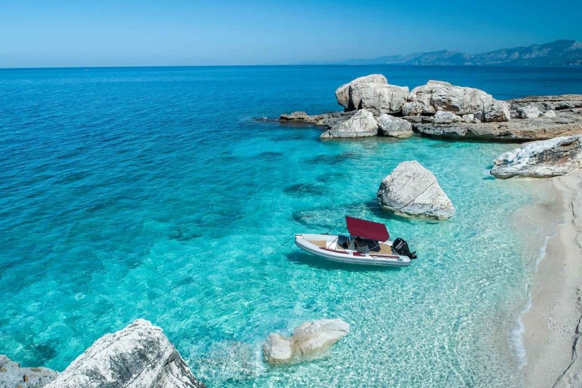 Cala Gonone con le sue acque cristalline e le spiagge di sabbia bianca