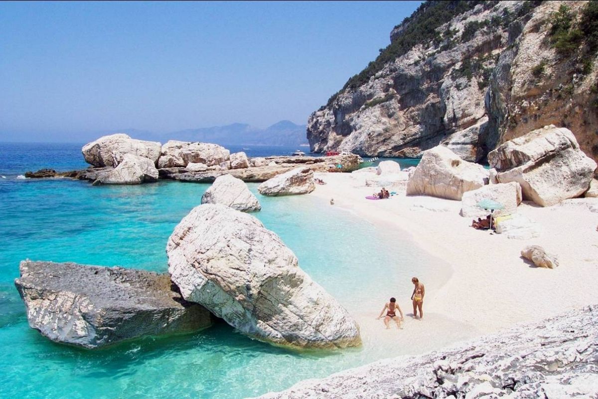 Cala Mariolu con le sue acque cristalline e le scogliere bianche