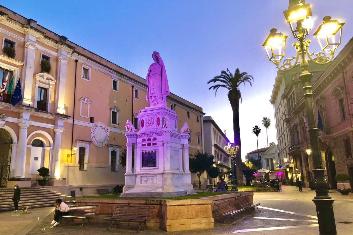 Veduta panoramica di Oristano, evidenziando la sua architettura storica e il paesaggio circostante