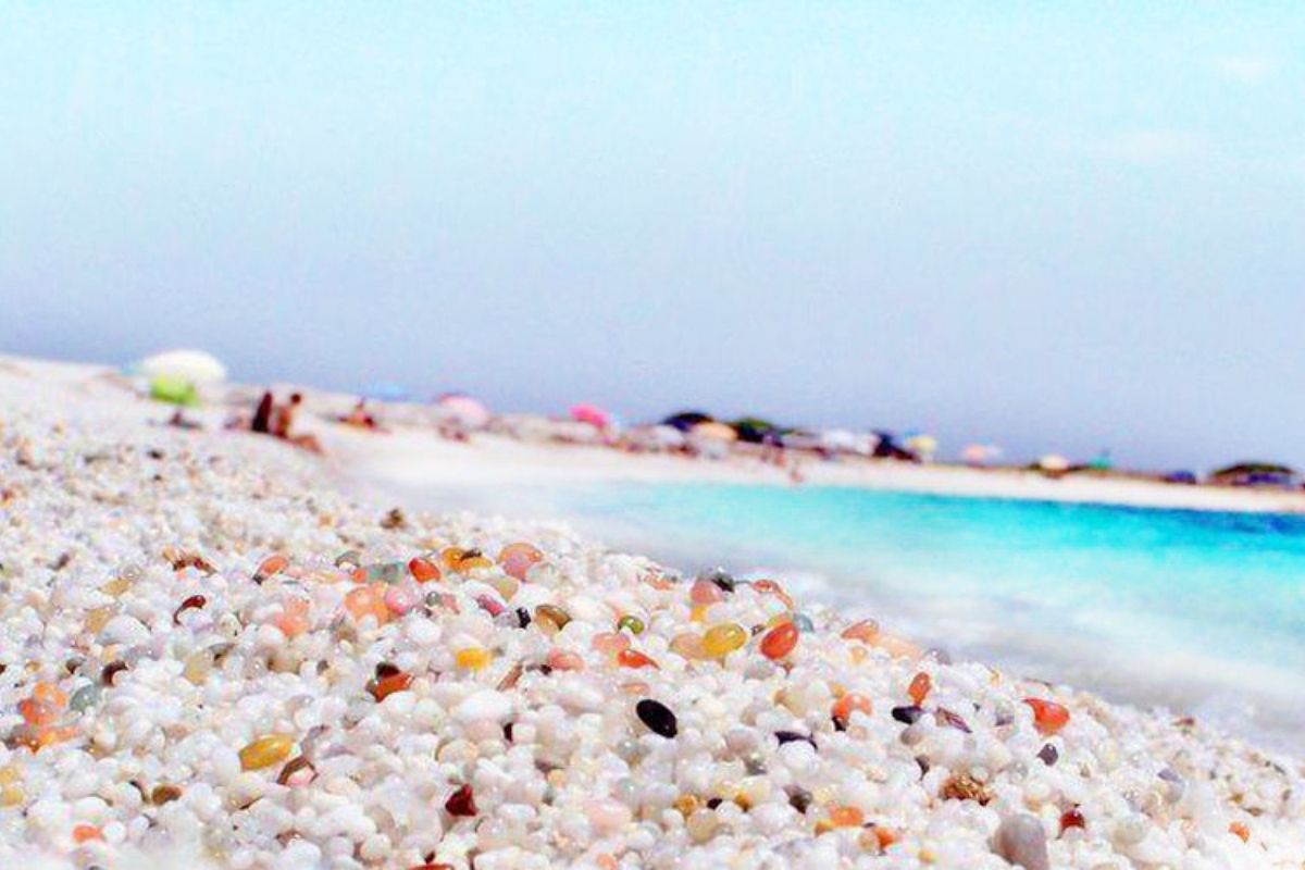 Spiaggia di Is Arutas con sabbia di quarzo, evidenziando il mare cristallino e la natura circostante
