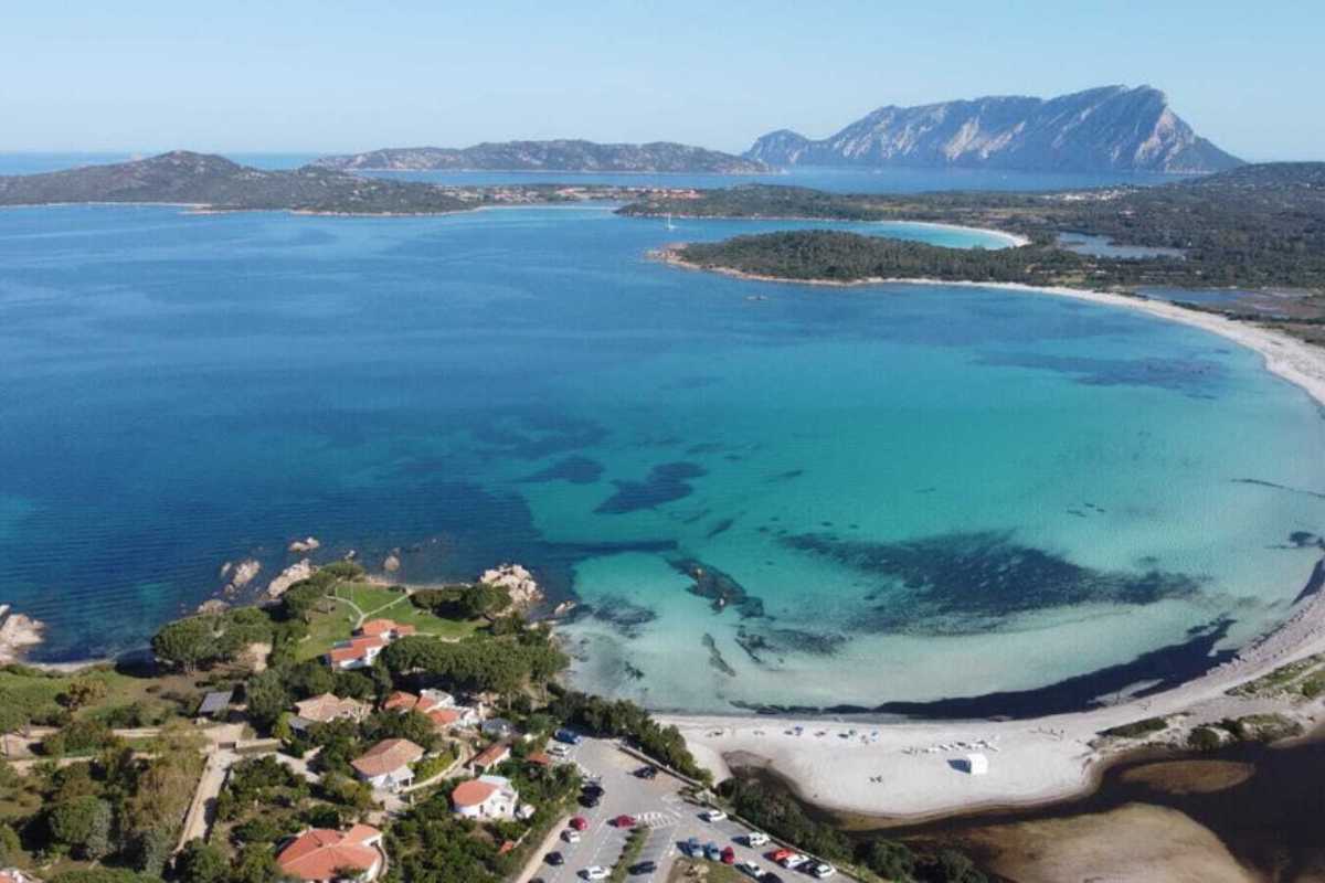 Vista al tramonto sulla spiaggia di San Teodoro