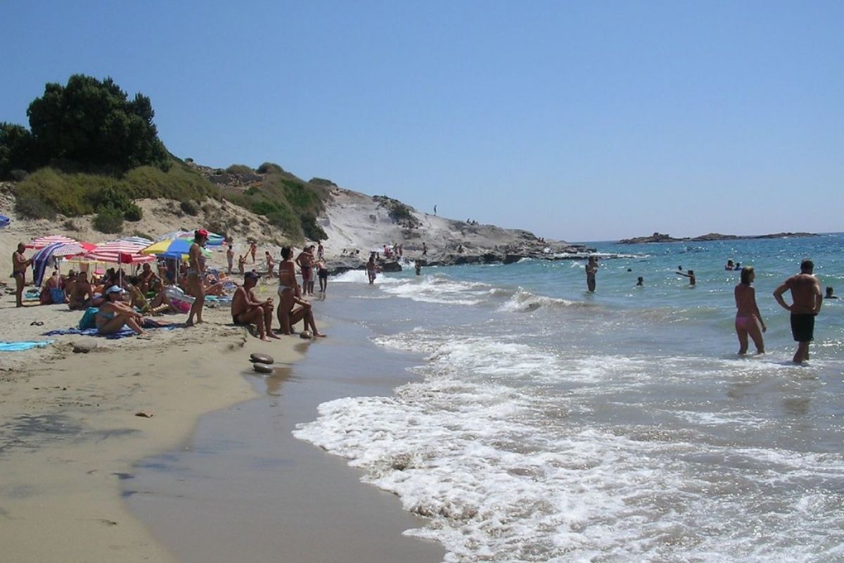 Una vista panoramica di Carloforte con famiglie che giocano in spiaggia