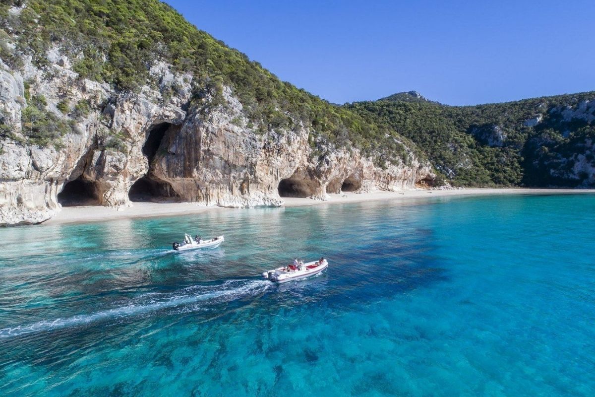 Panoramica di Cala Gonone con il mare cristallino e le scogliere