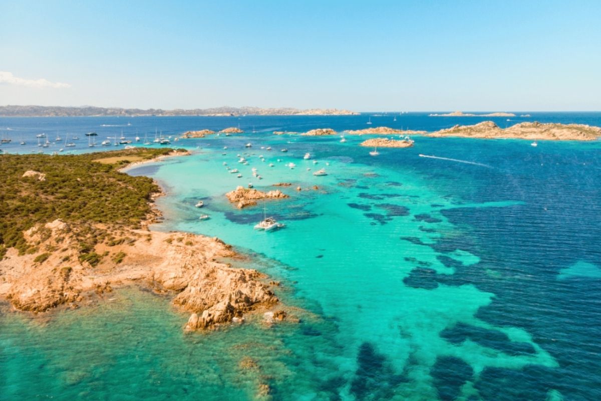Vista panoramica di La Maddalena, evidenziando le sue acque turchesi e le spiagge