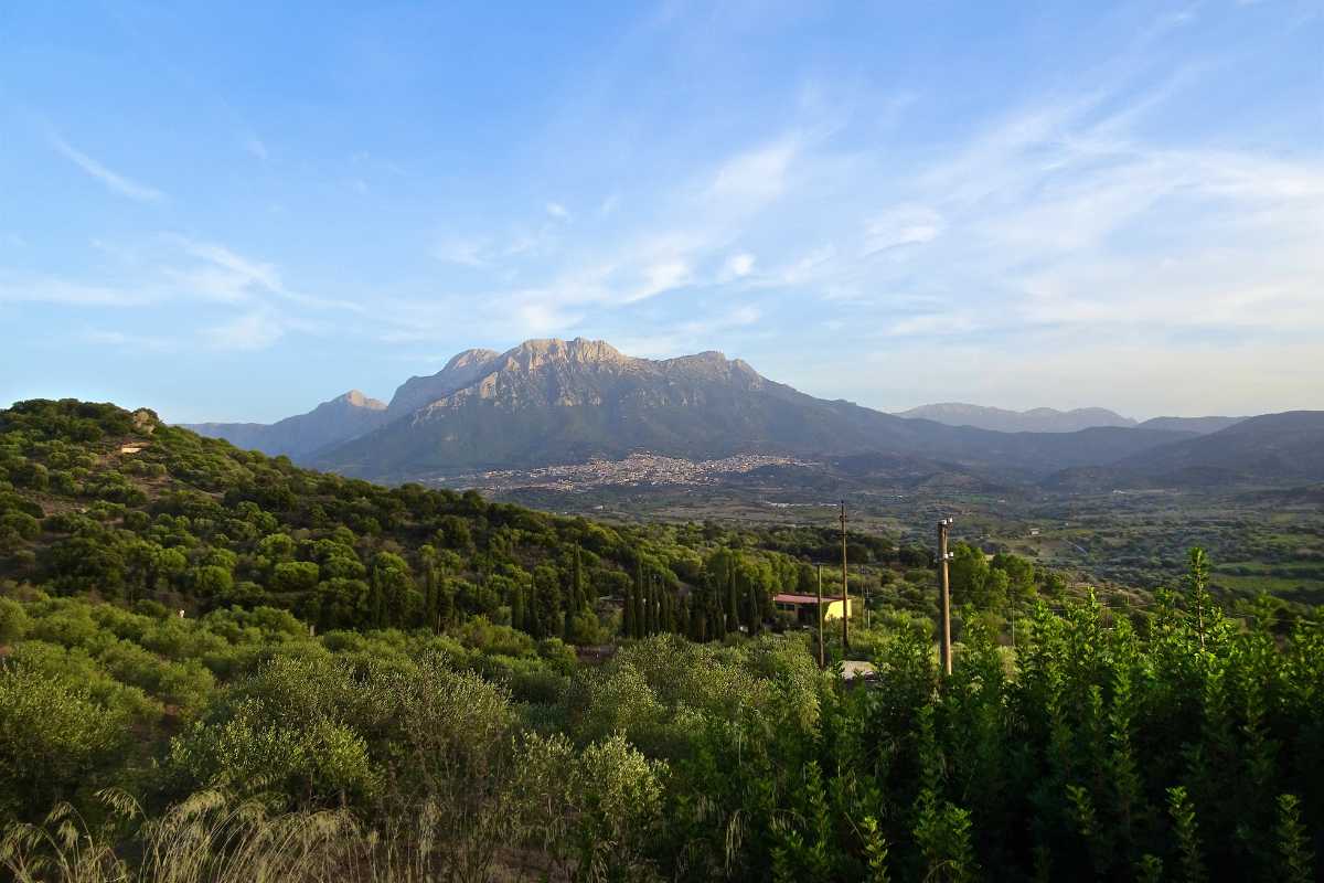 Vista panoramica di Nuoro con il Gennargentu sullo sfondo
