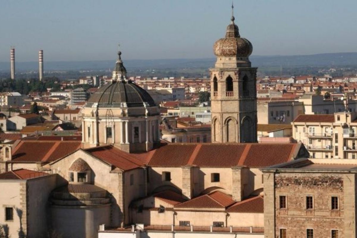 Panorama di Oristano con il suo centro storico e le colline circostanti