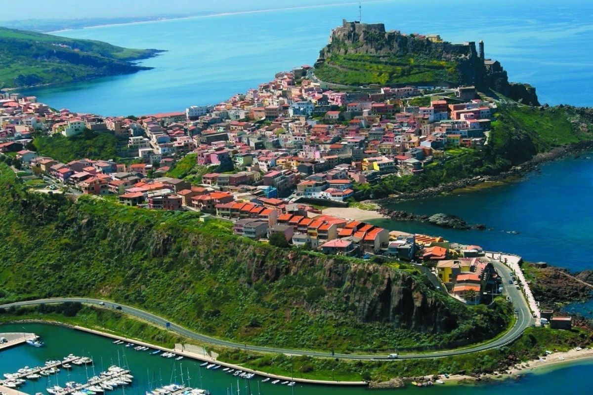 Vista panoramica di Porto Torres con il mare e il porto