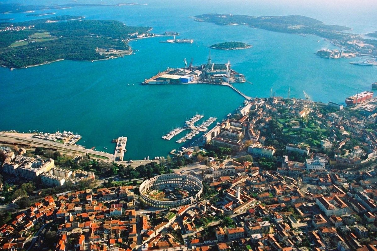 Vista panoramica di Pula, con il mare e il centro storico