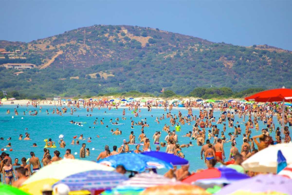 Serata vivace a San Teodoro, evidenziando la vita notturna e i locali