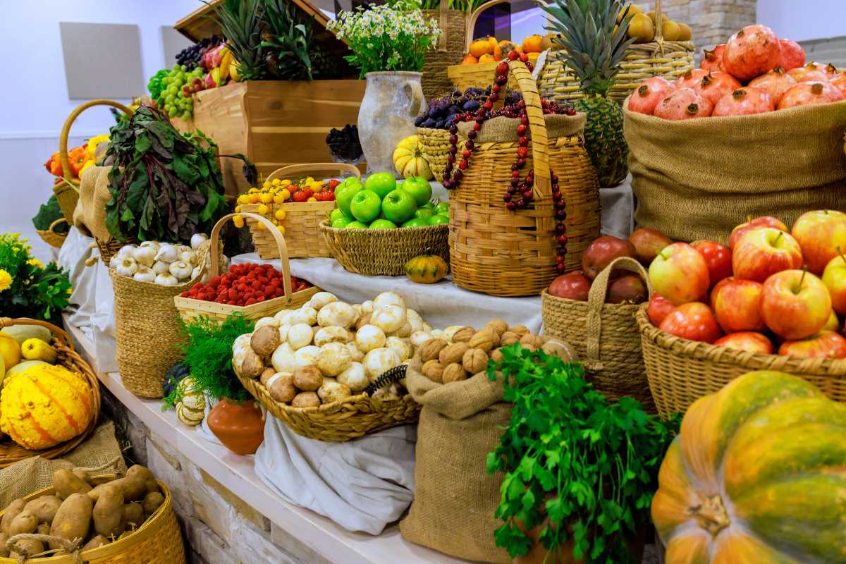 Mercato fresco di Olbia con prodotti locali e atmosfera vivace