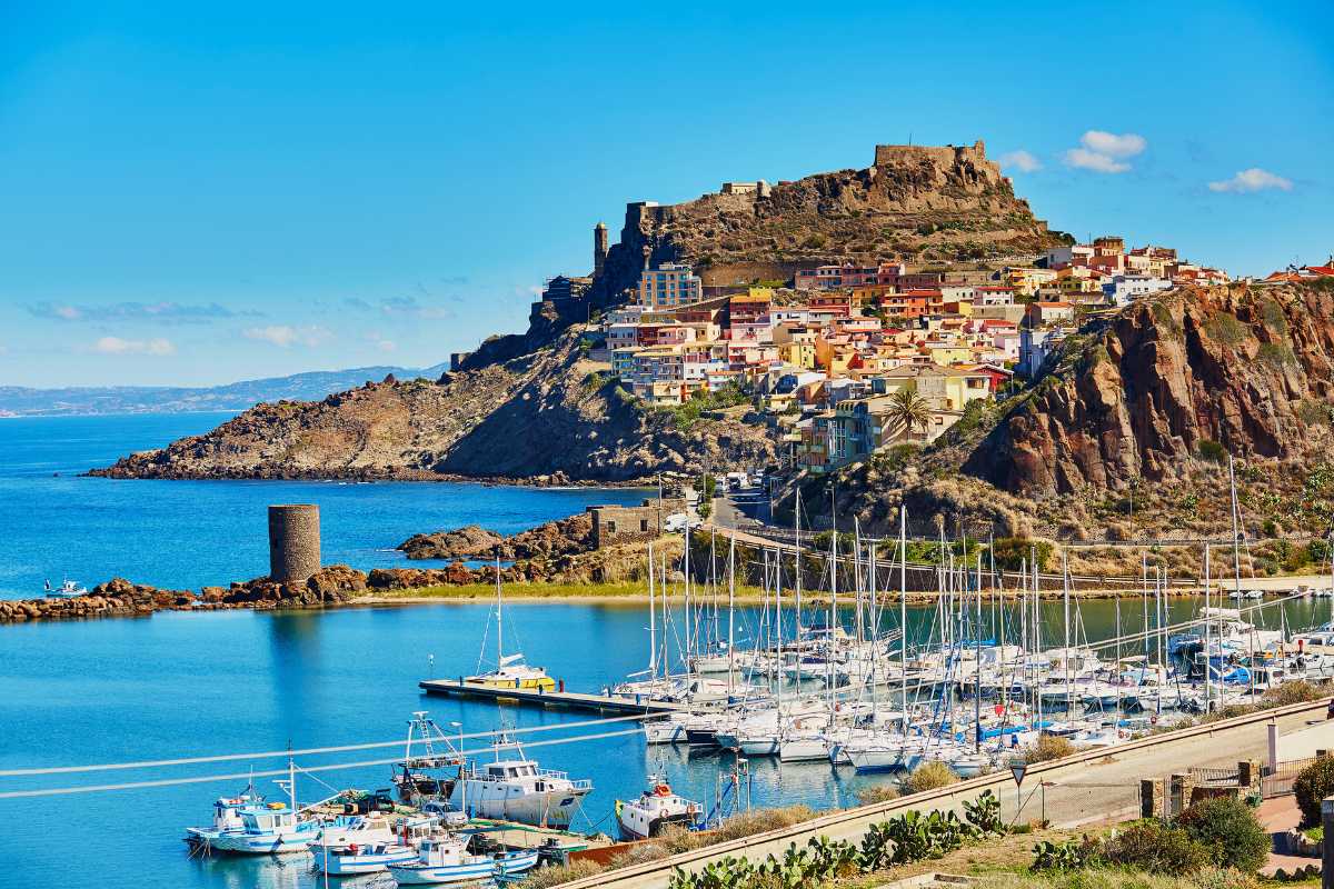 Vista panoramica di Castelsardo con il golfo e la Roccia dell'Elefante