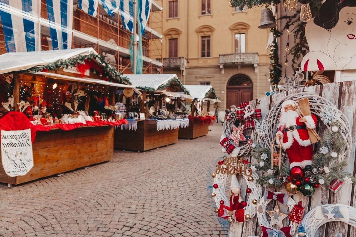 Mercatini di Natale a Castelsardo con decorazioni festive