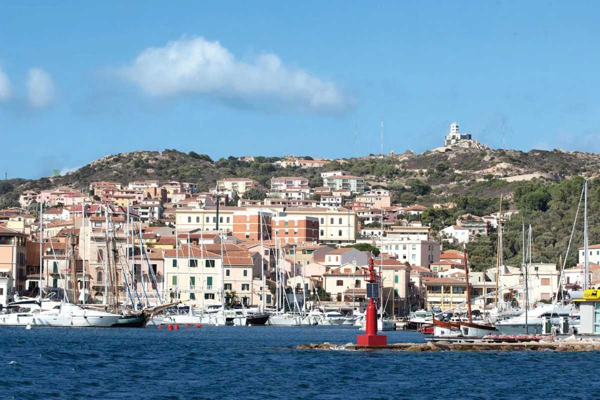 Panorama di La Maddalena durante un evento culturale, evidenziando il paesaggio e la partecipazione della gente