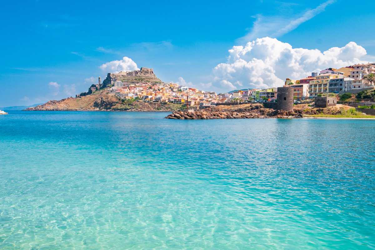 Interno di Castelsardo con artigianato e vista sul mare