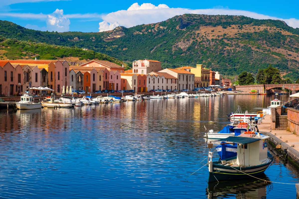 Vista panoramica di Oristano con i suoi monumenti storici e il paesaggio circostante
