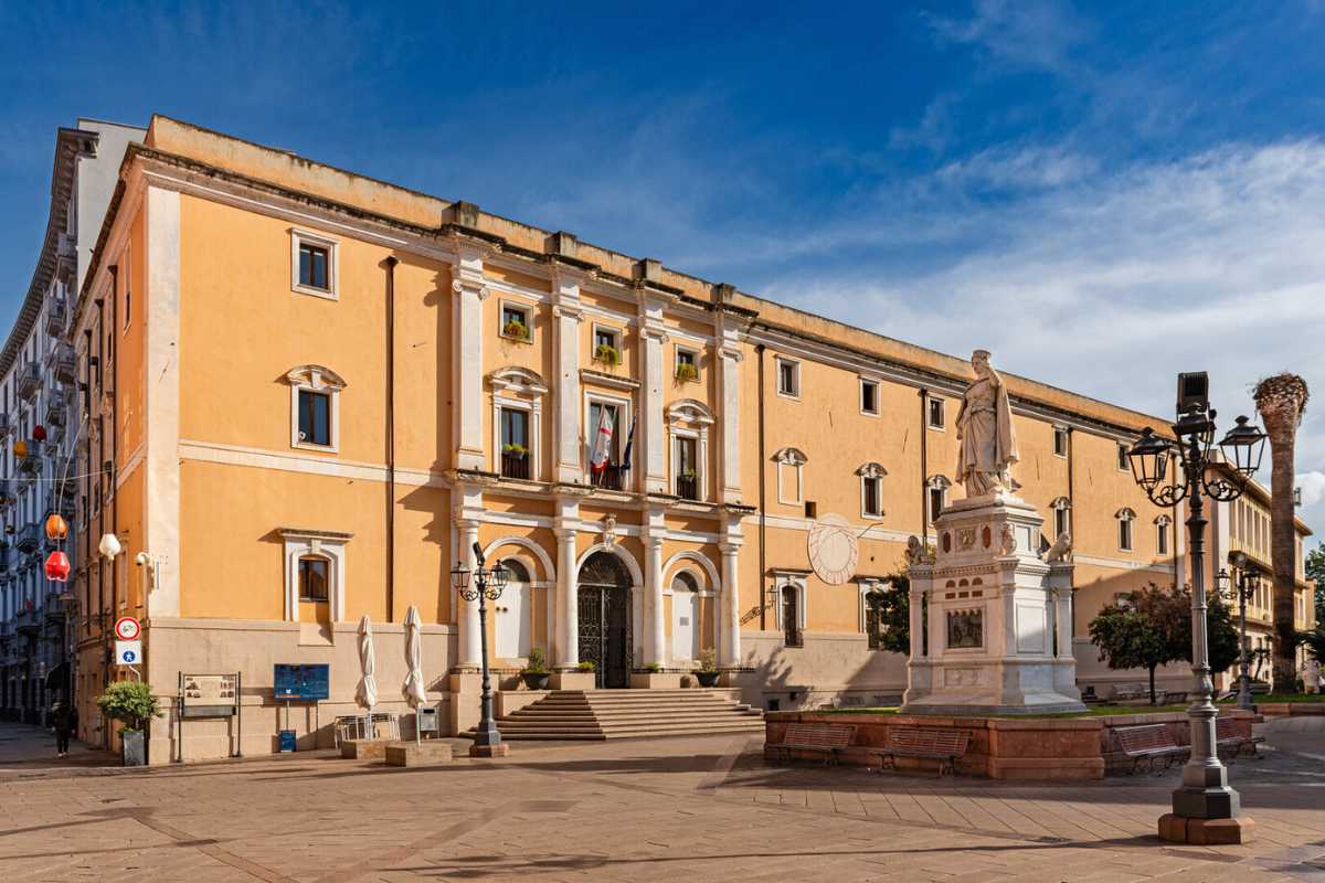 Un'immagine di Oristano durante un evento locale, come Sa Sartiglia