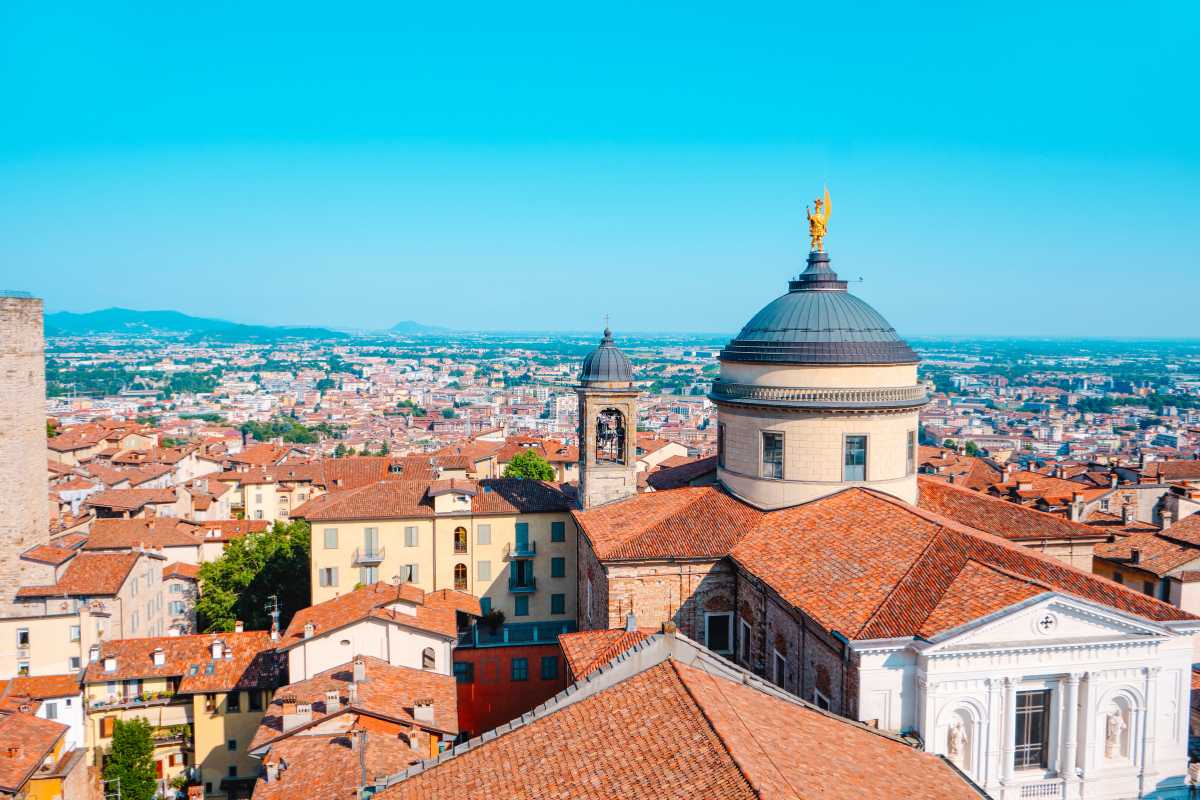 Panorama di Nuoro con il Supramonte sullo sfondo