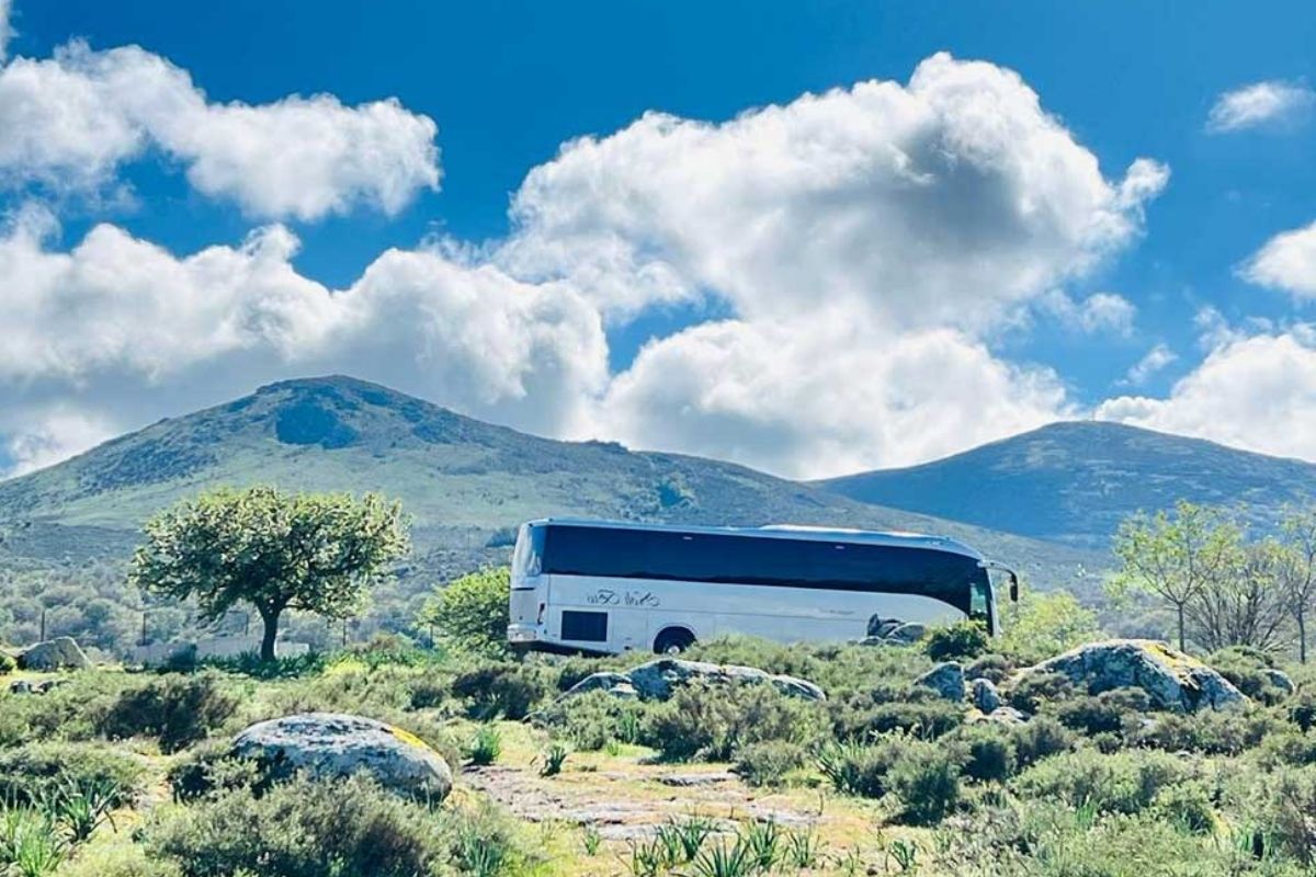 Autobus che collega Nuoro a Cala Gonone, suggestivo paesaggio sardo