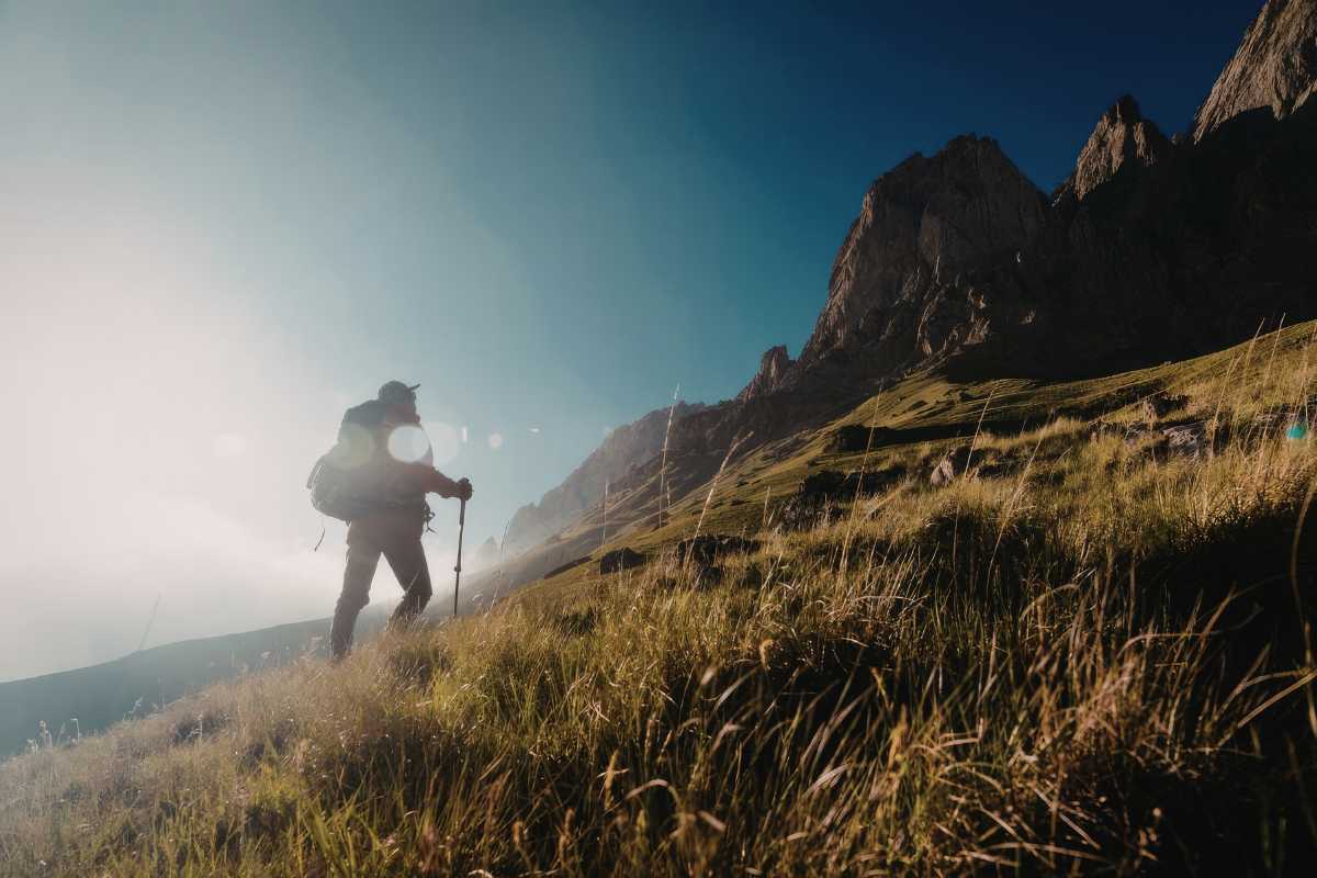 Escursione panoramica sulla costa di Cagliari, evidenziando il mare e la vegetazione