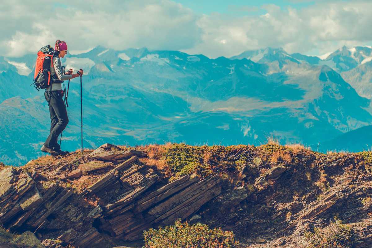 Un'escursione panoramica su Monte Gennargentu, mostra la bellezza dei paesaggi sardi.