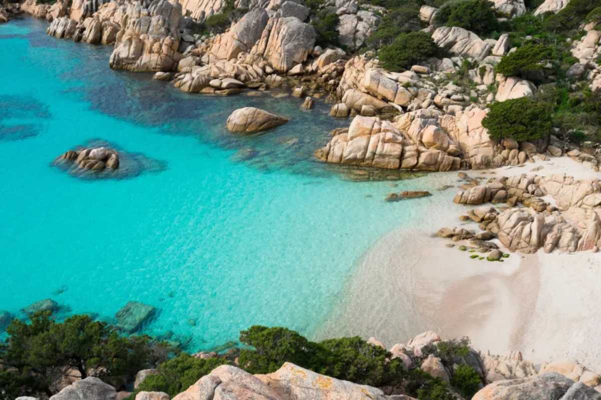 Famiglia che esplora il Museo del Mare a La Maddalena con bambini