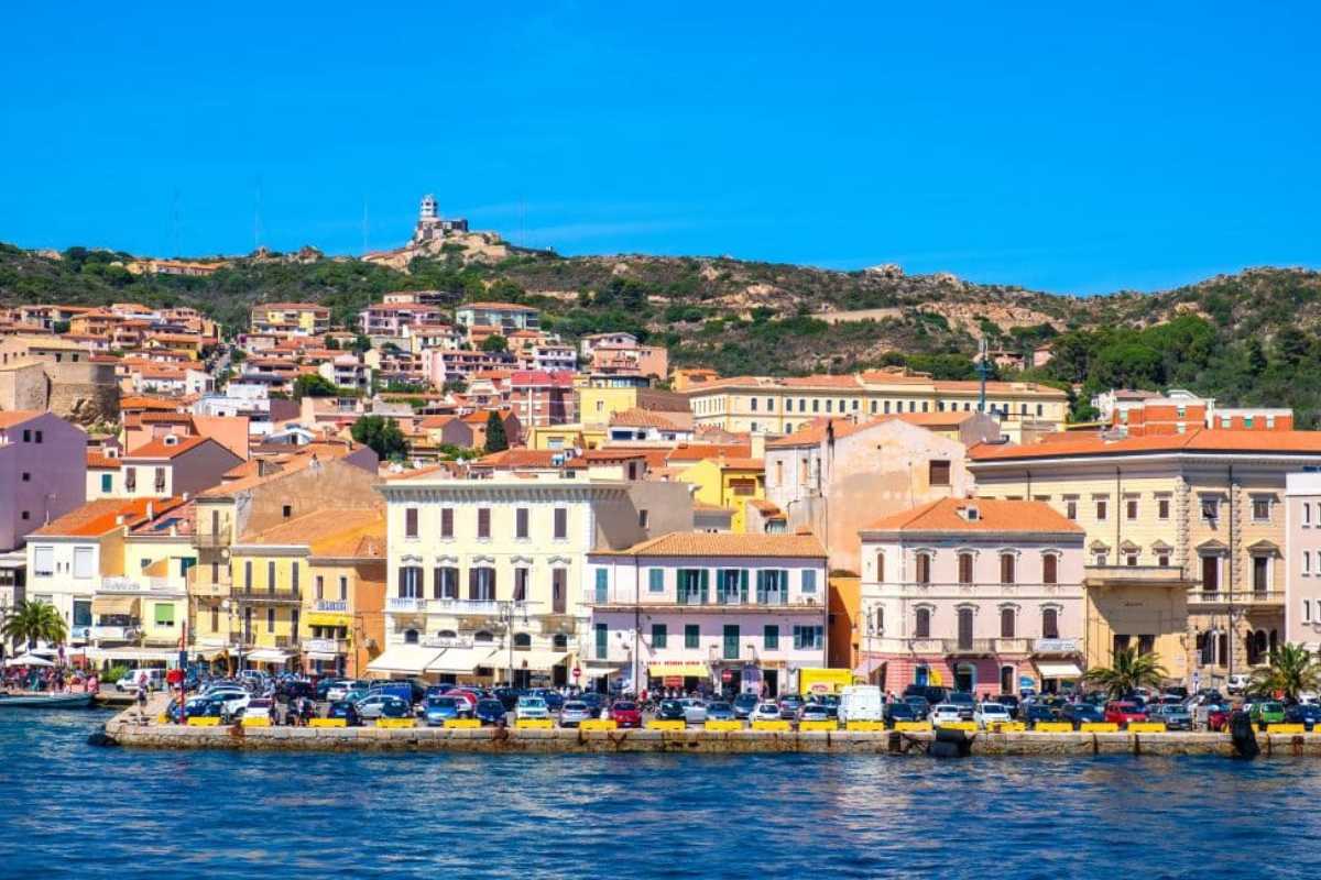 Vista panoramica dell'arcipelago di La Maddalena con bambini che giocano sulla spiaggia
