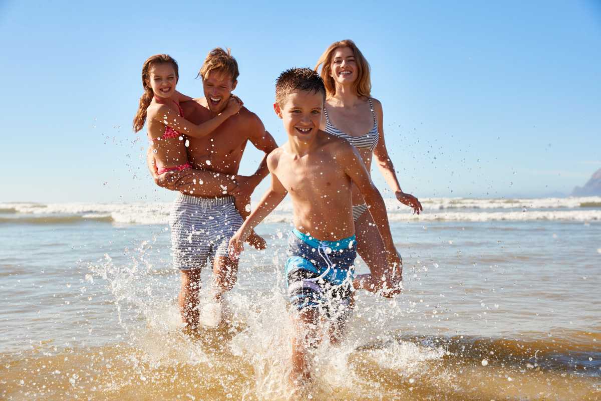 Spiaggia di Punta La Capra con scogliere e acque cristalline