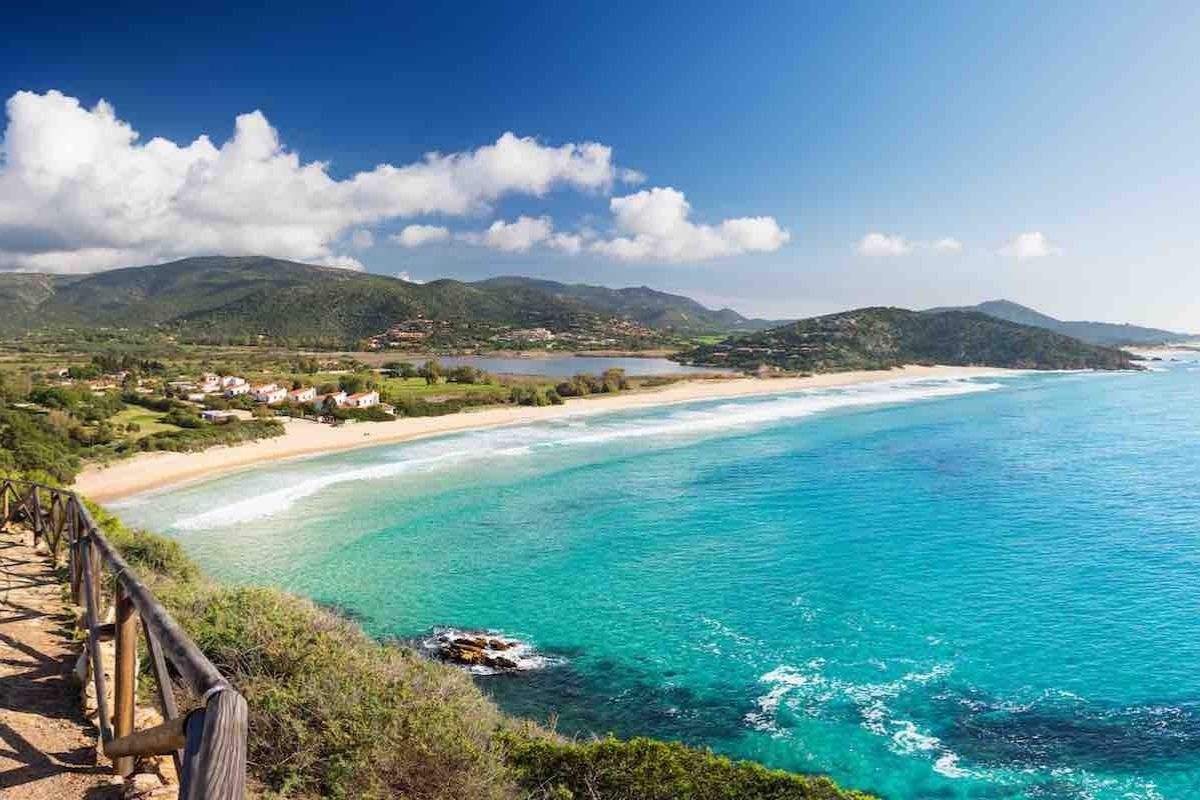 Spiaggia di Chia al tramonto, con colori caldi e accoglienti