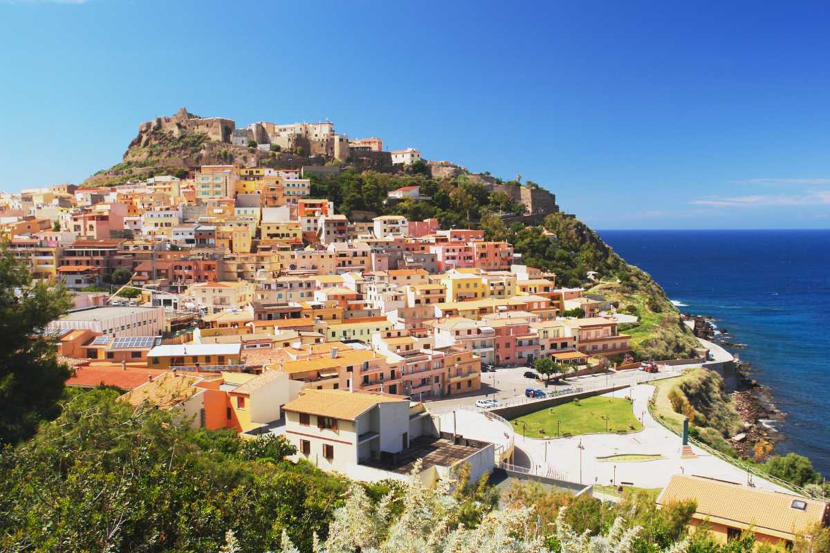 Vista panoramica di Castelsardo con il mare e il castello sullo sfondo