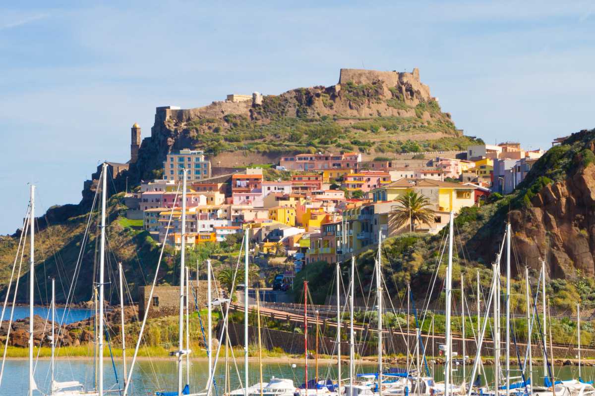 Tramonto su Castelsardo con il mare e il castello illuminato