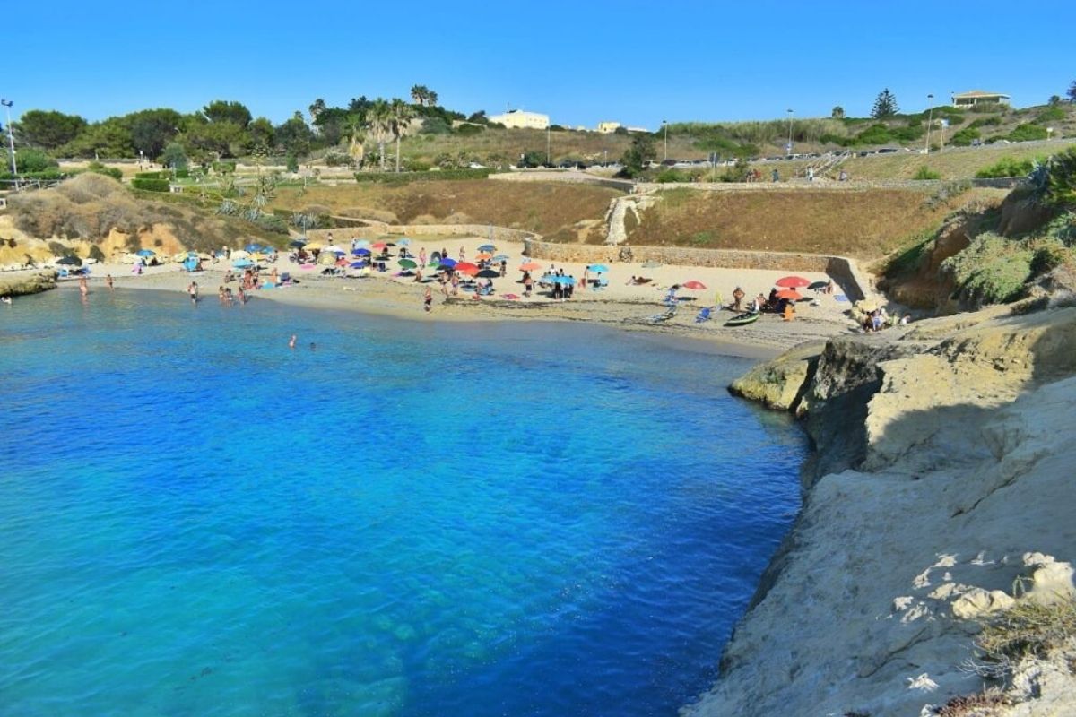 Spiaggia di Balai con il mare cristallino e la costa sarda
