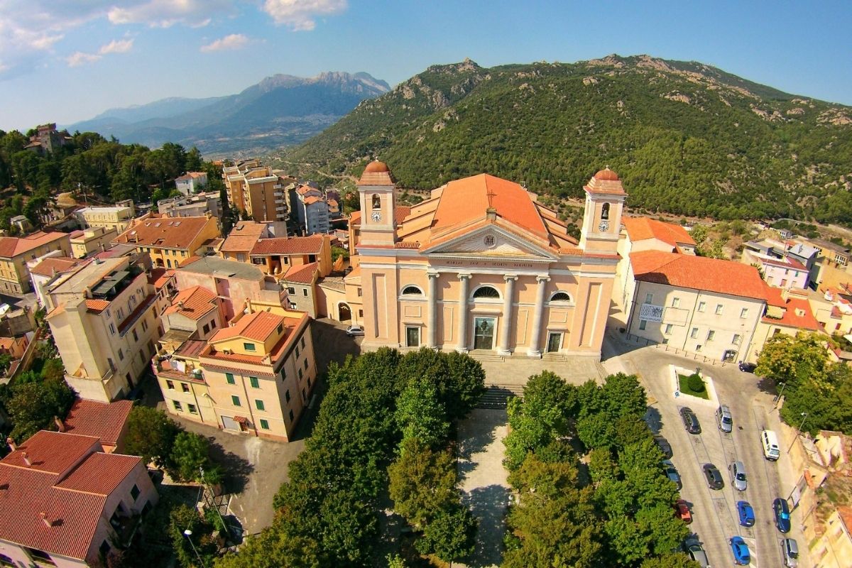 Panorama di Nuoro con i monti circostanti e il centro storico