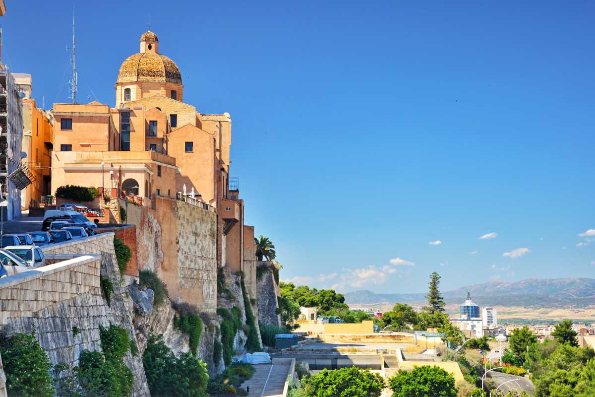 Vista panoramica di Cagliari con il quartiere Castello e il mare sullo sfondo