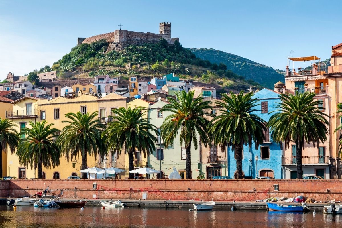 Murales colorati nel centro di Bosa che raccontano storie locali