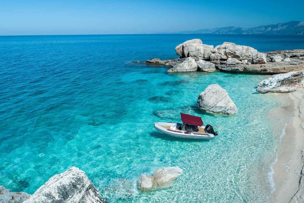 Spiaggia di Cala Mariolu con acqua cristallina e scogliere