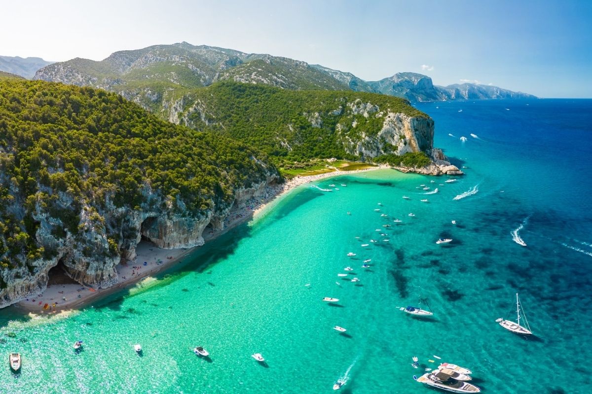 Vista panoramica di Cala Gonone con il mare e le montagne sullo sfondo