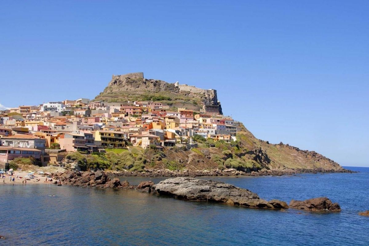 Vista panoramica di Castelsardo con il castello e il mare sullo sfondo