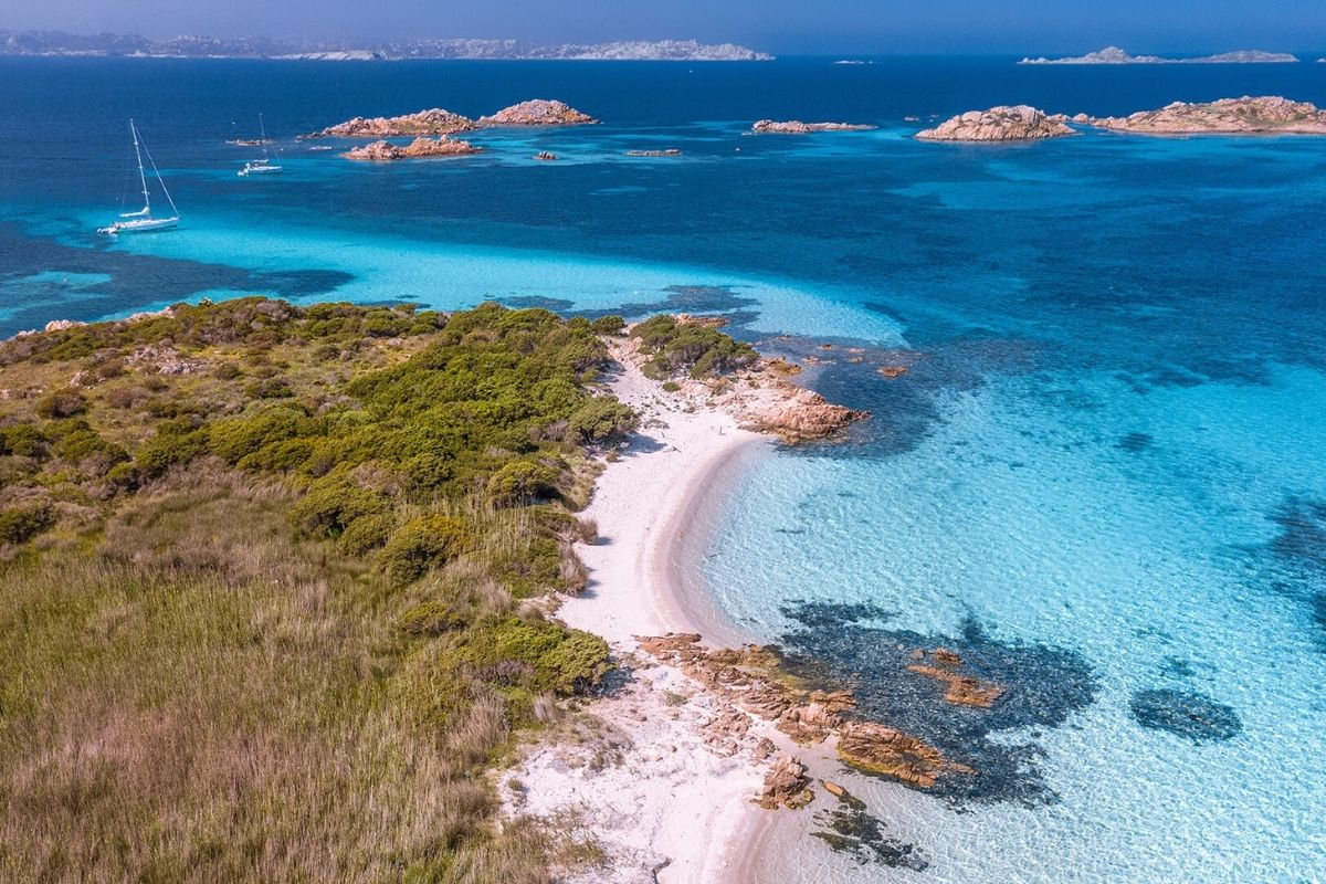 Vista panoramica dell'arcipelago di La Maddalena con acque turchesi e vegetazione mediterranea