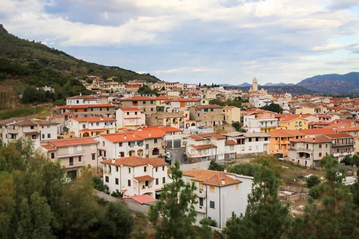 Veduta panoramica di Nuoro con il Gennargentu sullo sfondo