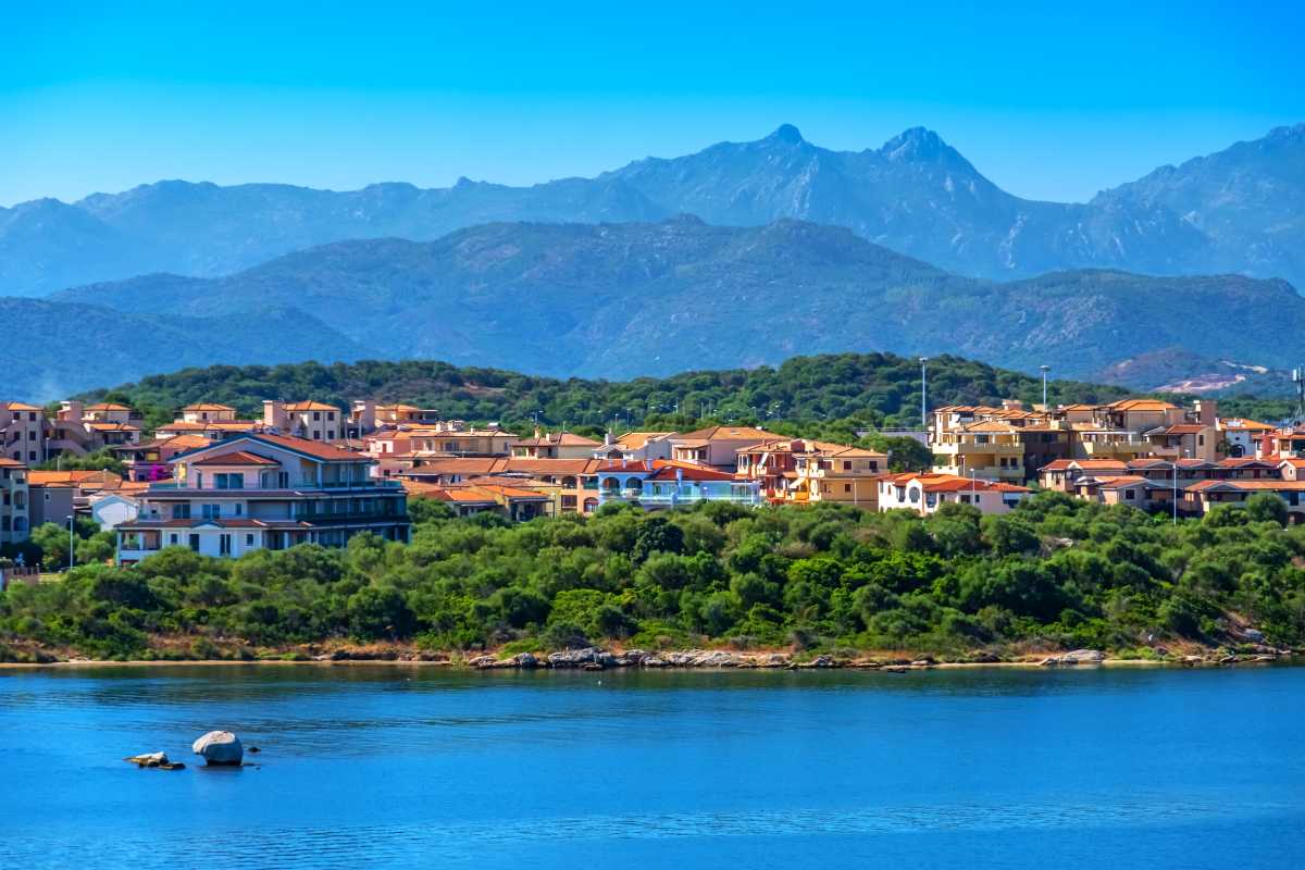 Panorama di Olbia con vista sul mare e il porto, evidenzia la bellezza della città