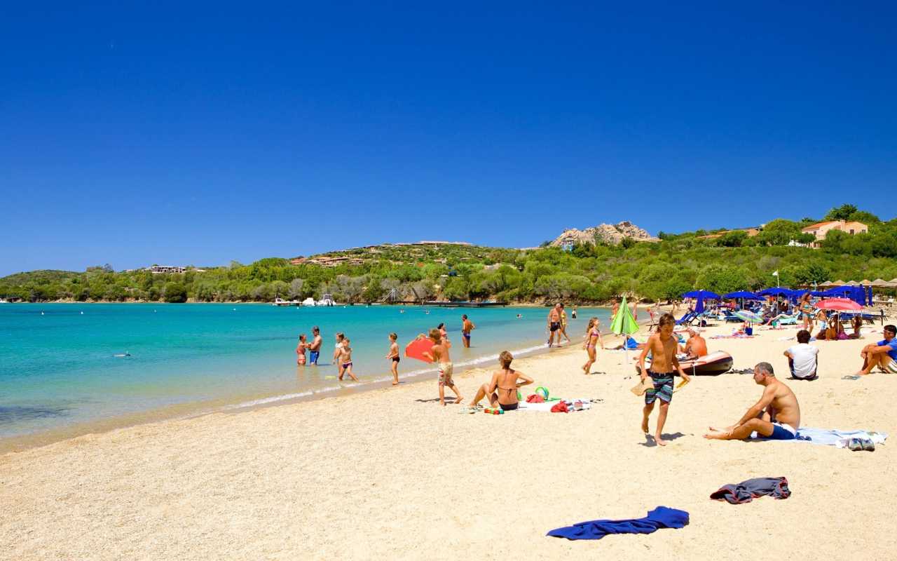 Spiaggia di Pittulongu, evidenzia la bellezza naturale e il mare cristallino