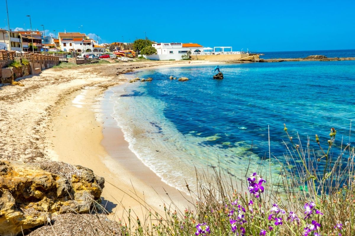 Vista panoramica di Porto Torres con il mare e la città in primo piano