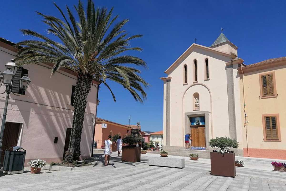 Scorcio del centro storico di San Teodoro con ristoranti e negozi