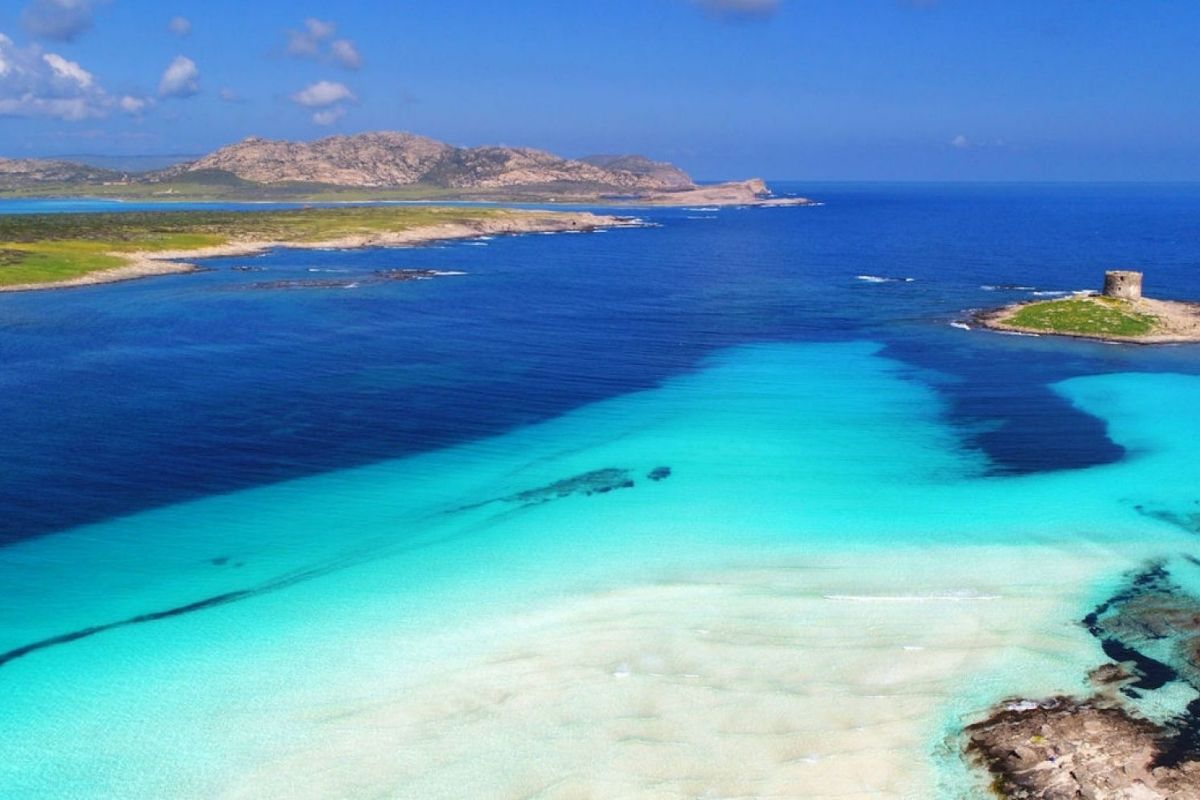Spiaggia de La Pelosa affollata di turisti durante una giornata di sole